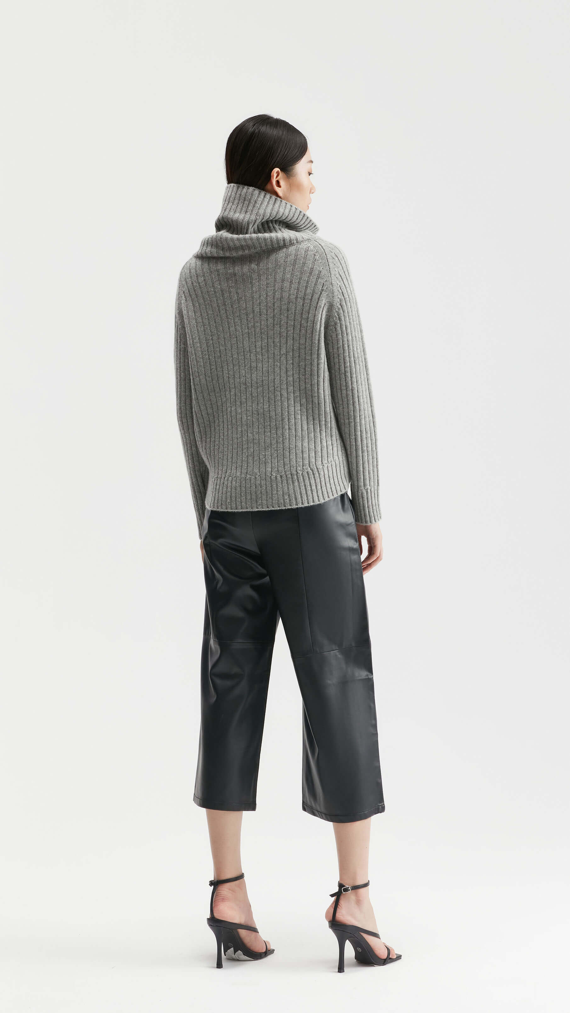 RIBBED CHUNKY CASHMERE TURTLENECK